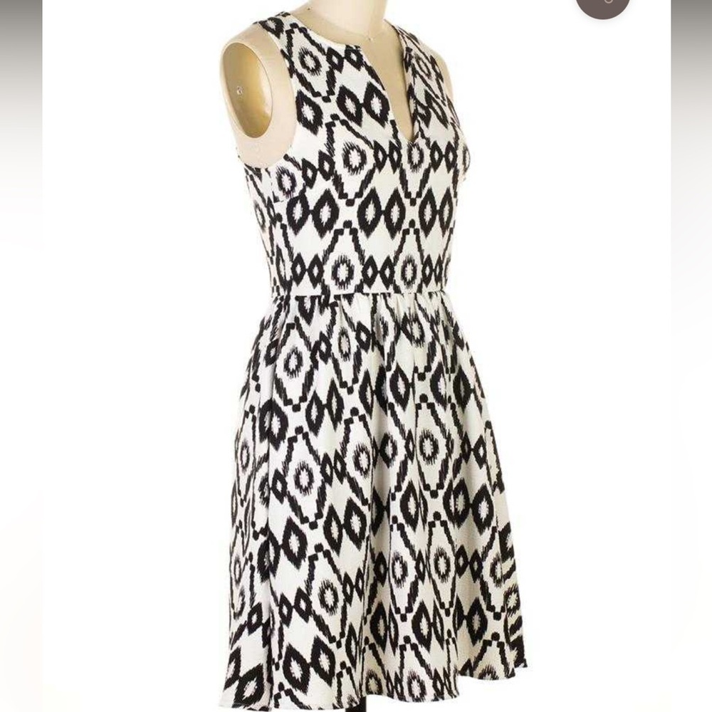 EVERLY-TRIBAL PRINT SLEEVELESS DRESS size M - Picture 3 of 8